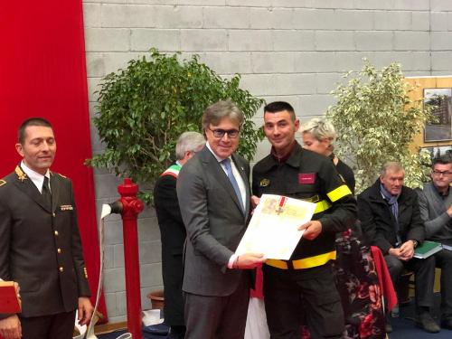 L'assessore alle Attività produttive, Sergio Bini, alla consegna degli attestati di benemerenza ai Vigili del fuoco nella ricorrenza di Santa Barbara a Udine.